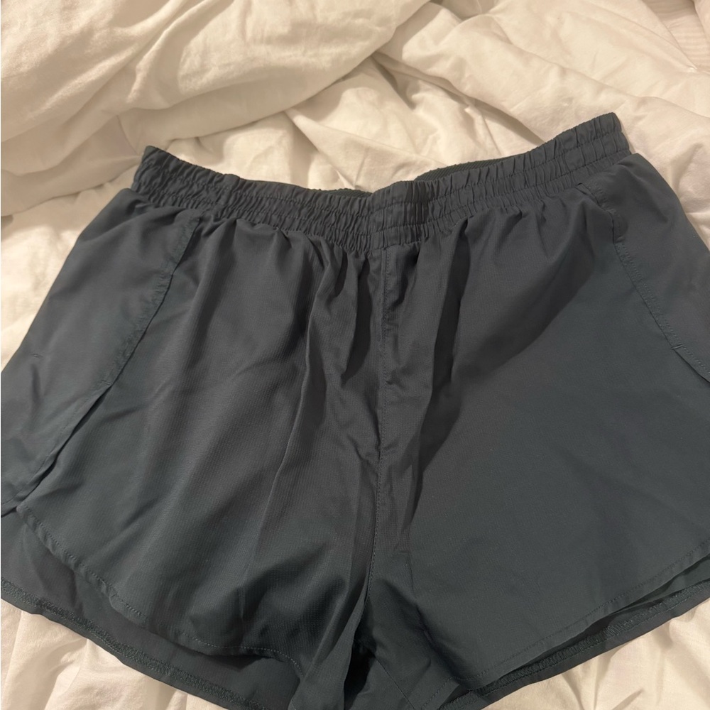 Girlfriend Vollective size L trail running shorts in Moss